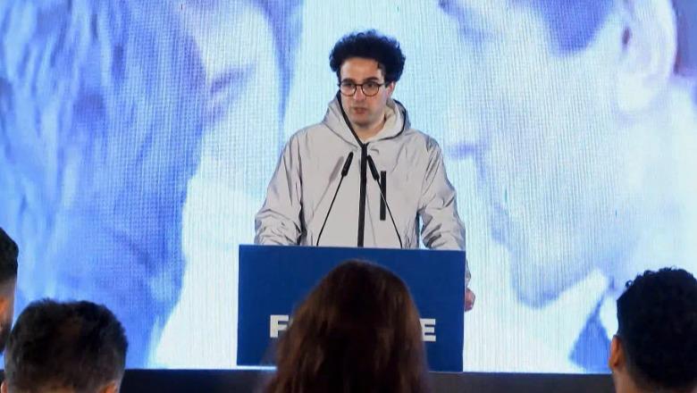 Militanti i Berishës del në foltore dhe harron fjalimin: Faleminderit shumë dhe më falni....