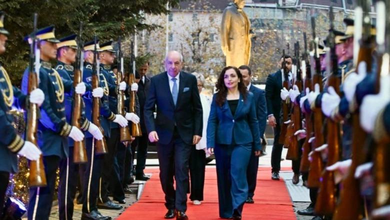 Presidenti i Hungarisë vizitë në Kosovë, Osmani: Mbështetja për heqjen e masave të padrejta të BE-së thelbësore