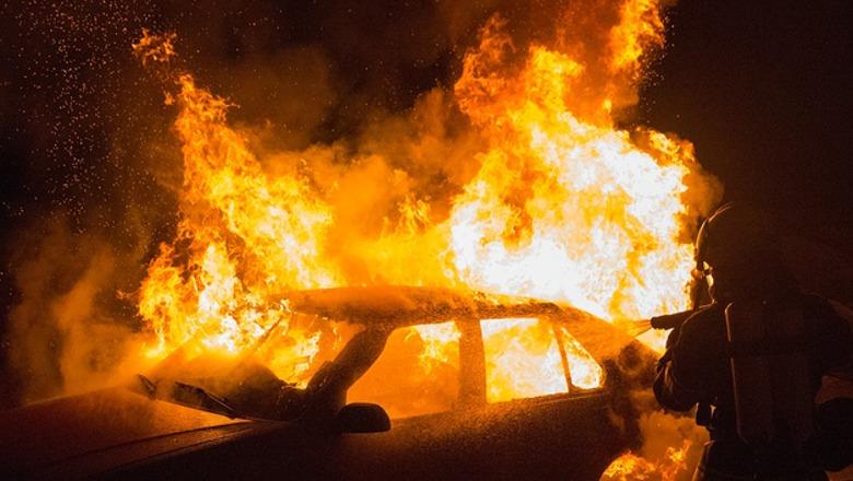 Dy makina në Shkodër përfshihen nga flakët, nisin hetimet