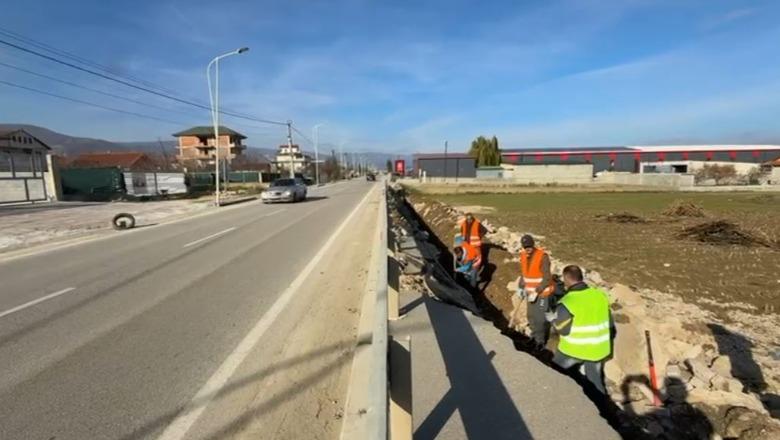 Shembja e trotuarit në aksin Pogradec-Qafë Plloçë, kompania ndërtuese nis riparimin