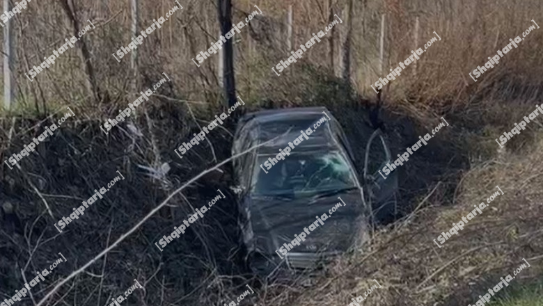 Po kalonte rrugën, makina përplas për vdekjen këmbësorin në aksin Korçë - Bilisht! Mjeti përfundon në kanal (VIDEO)