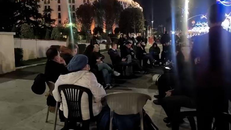 'Shqipëria Bëhet' protestë para Kryeministrisë, i bashkohen edhe qytetarët (VIDEO)