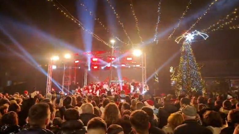 Bulqiza ndez dritat e pemës së festave  qyteti  ndizet  nga atmosfera e fundvitit