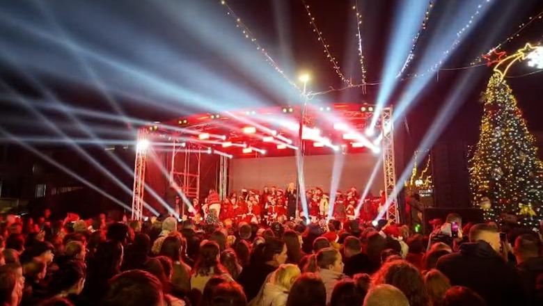 Bulqiza ndez dritat e pemës së festave, qyteti 'ndizet' nga atmosfera e fundvitit