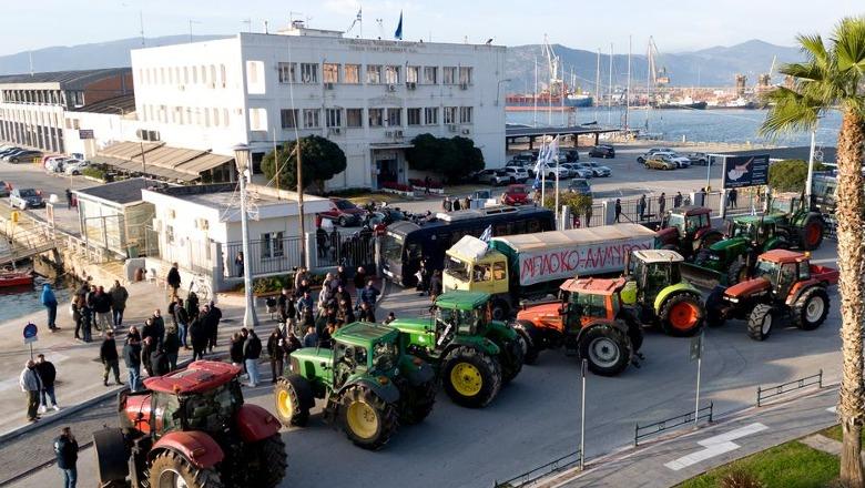 Vijon protesta e fermerëve në Greqi, bllokojnë për disa orë portin tregtar në Volos! Gjykata i konsideron si shkelje të rënda