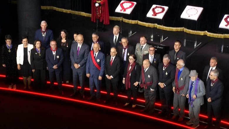 Begaj dekoron 'Ylli i Madh' i 'Urdhrit Suprem të Shqiponjës' ish-presidentin Moisiu, kirurgun e shquar Elezi dhe gjuhëtarin Mansaku! Aurel Plasari 'Oficer I Madh' 