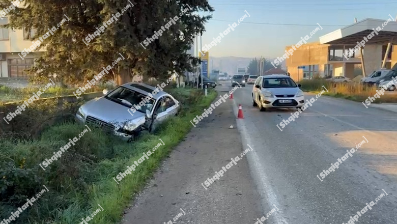 Autobusi përplaset me ‘Audin’ në aksin Fier- Levan, makina përfundon në kanal (VIDEO)