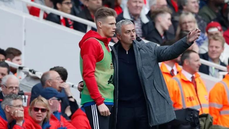 Jose Mourinho jep shfaqje pasi mposhti Napolin: McTominay më dha fanellën, për të ula në stol Pogbanë