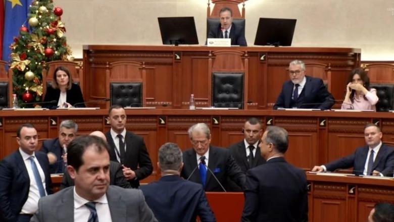 FOTOLAJM/ Gjithçka po ecte në rregull derisa në foltore doli... Berisha