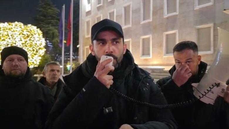 Protesta përpara kryeministisë, Lapaj akuza Endrit Shabanit: Shërbëtor i Ramës, prej kohësh mbajta në supe tradhtinë e një njeriu 5 lekësh