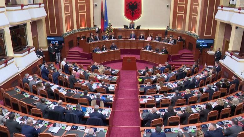 Mbyllet mocioni me debat, Rama shkon në Kuvend para nisjes së votimit, mbledh Grupin Parlamentar të PS