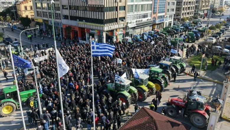Greqia ‘e paralizuar’ nga protesta e fermerëve, bllokojnë portin në Selanik! Mitsotakis ftesë për një takim të hënën
