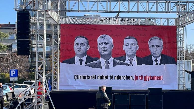 Shkupi në pritje të protestës drejtësi për ish-krerët UÇK-së, përgatitjet e fundit në sheshin ‘Skënderbeu’ (VIDEO)