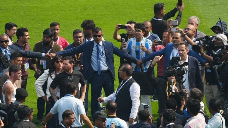 Kaos gjatë vizitës së Lionel Messi-t në Indi, tifozët shkatërrojnë stadiumin (VIDEO)