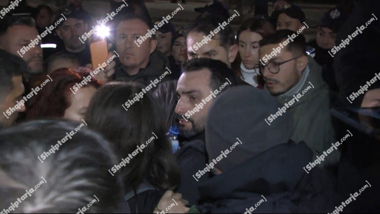 Lapaj humb ndjenjat para Kryeministrisë! Përplasje mes protestuesve dhe policisë, blutë tentuan të sekuestronin gjeneratorin e sjellë nga emigranti shqiptar