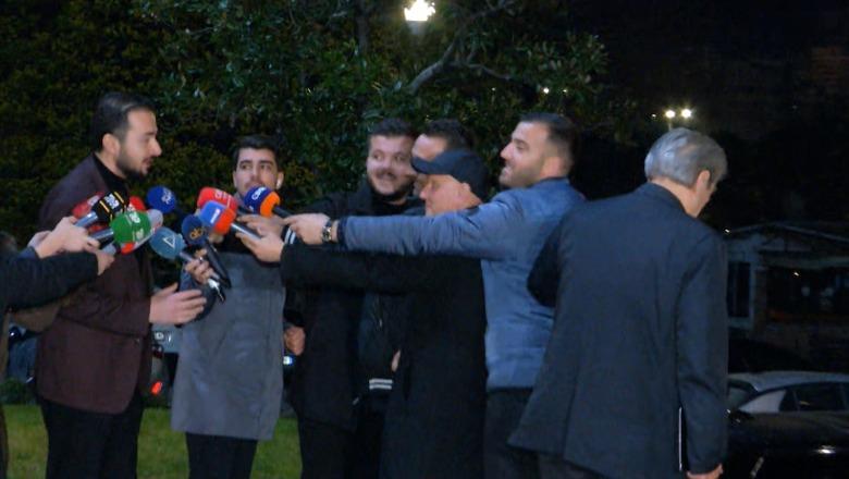 VIDEOLAJM/ Debatet brenda mbledhjes së Kryesisë, Salianji rrethohet nga gazetarët, Sali Berisha ikën në heshtje