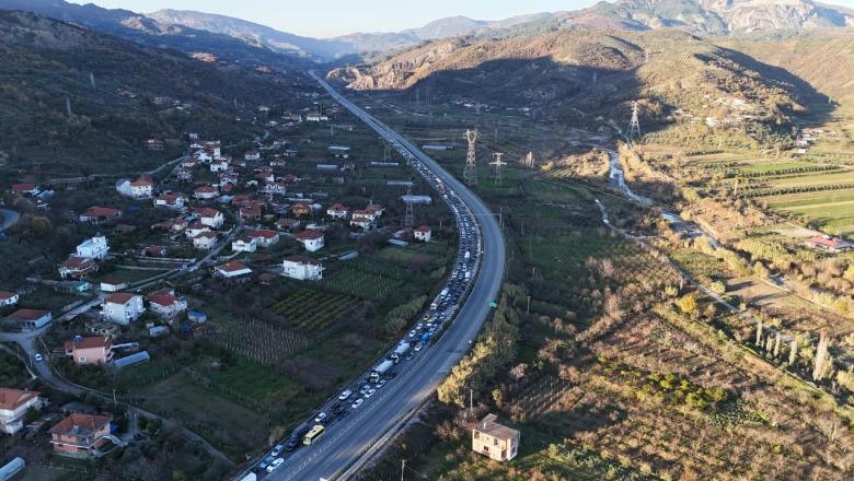 Trafik kilometrik në rrugën nga Tirana drejt Elbasanit