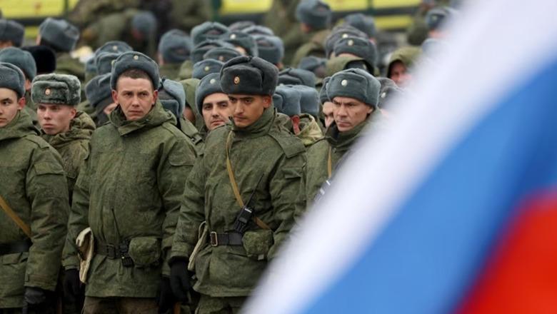 Dekreti i Putinit detyron të huajt në Rusi të nënshkruajnë kontratë me ushtrinë