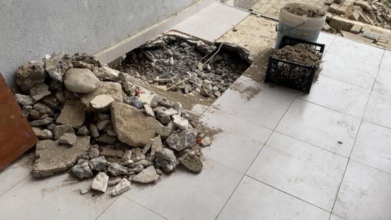 Këlcyrë, 12 familje jetojnë prej 5 muajsh mes ujërave të zeza! Bashkia: Nuk na takon ne por do t'i rregullojmë pusetat