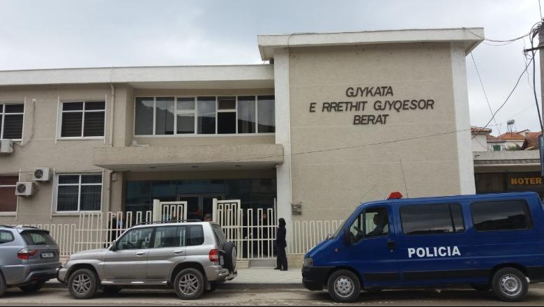 Mbante në shtëpi materiale sekrete, ish-kreu i SHISH në Berat dënohet me 2 vite burg, lihet në ‘shërbim prove’ i biri! Organizonte lojëra fati