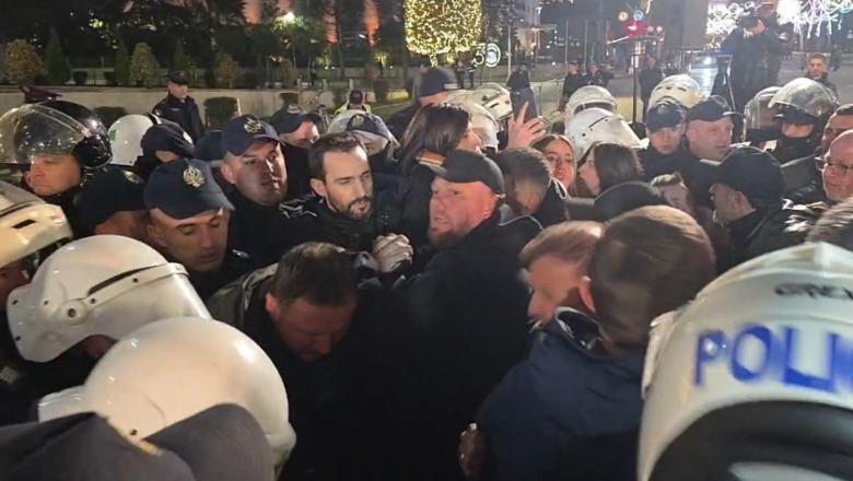 Policia sposton Lapajn nga trotuari para Kryeministrisë, në bulevard, shkak protesta e PD! Përplasje fizike mes protestuesve të 'Shqipëria Bëhet' dhe bluve