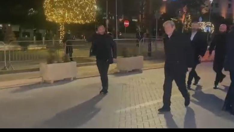 Sali Berisha mbërrin në protestën para Kryeministrisë