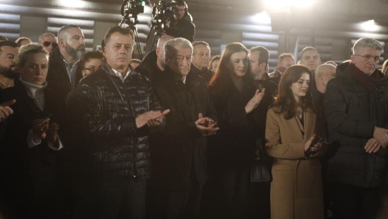 Sali Berisha mbërrin në protestën para Kryeministrisë