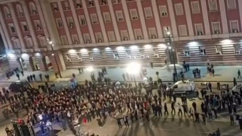 Taulant Balla ironizon protestën e PD përmes AI: Sot po që kanë lezet krushqit, duhet hedhur ndonjë valle