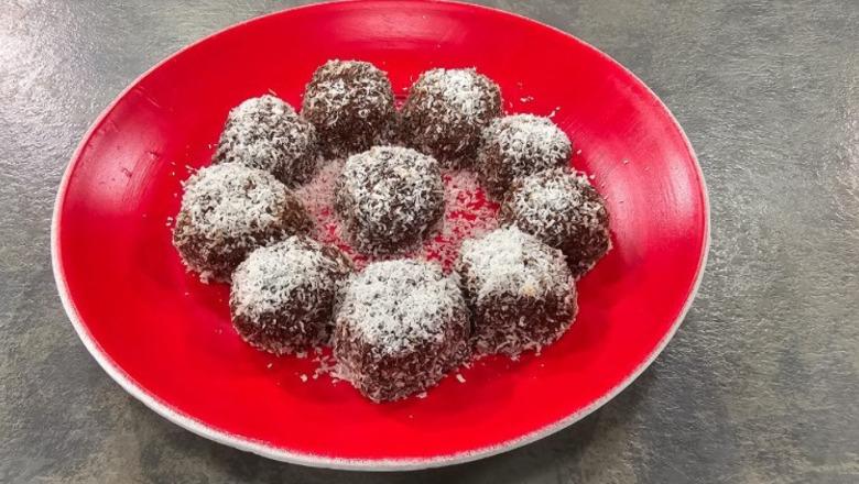 Bombone Çokollate shtëpie nga zonja Albana