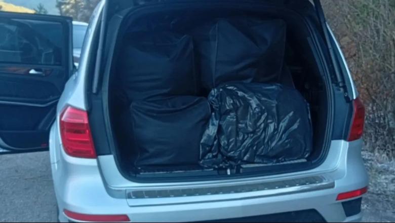 Kapen 215 kg marijuanë, në pranga 3 shqiptarë! 23-vjeçarja përplasje me policinë në rrugët e Janinës, djali 2-vjeçar brenda automjetin me drogë (VIDEO)