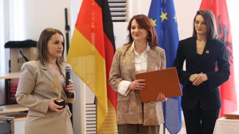 Ndahen çmimet “Vangjush Gambeta”, gazetarja e Report Tv Eliza Gjediku vlerësohet me ‘raportimi më i mirë ekonomik’ për thellimin mbi bllokimin e fondeve IPARD