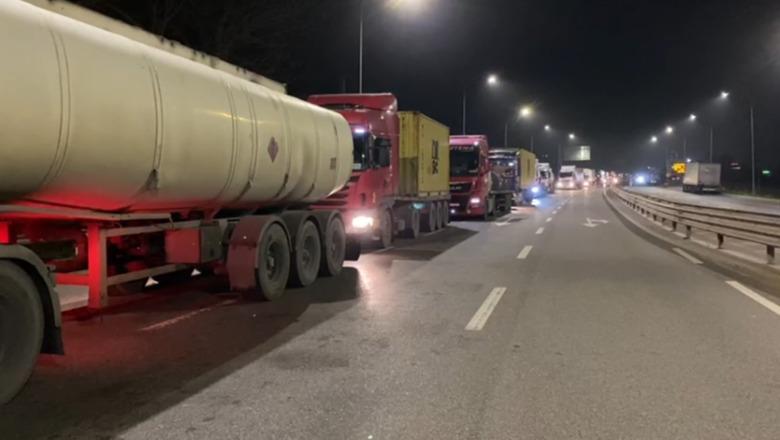 Kukës/ Trafik kilometrik kamionësh në aksin Morin–Vërmicë, shkak puna e ngadaltë në doganën e Vërmicës