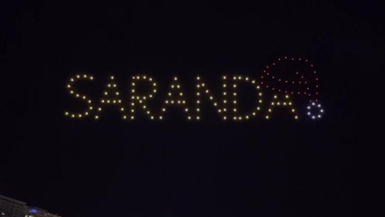 VIDEOLAJM/ Spektakël mbi qiellin e Sarandës, rreth 150 dronë krijojnë imazhe në prag të festave