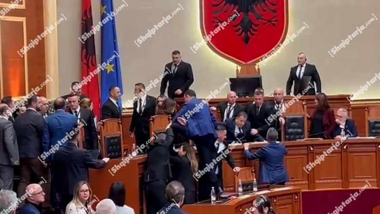 LIVE TV- Tensione në Kuvend, PD pengon nisjen e seancës plenare, ulen në vendet e kabinetit qeverisës 