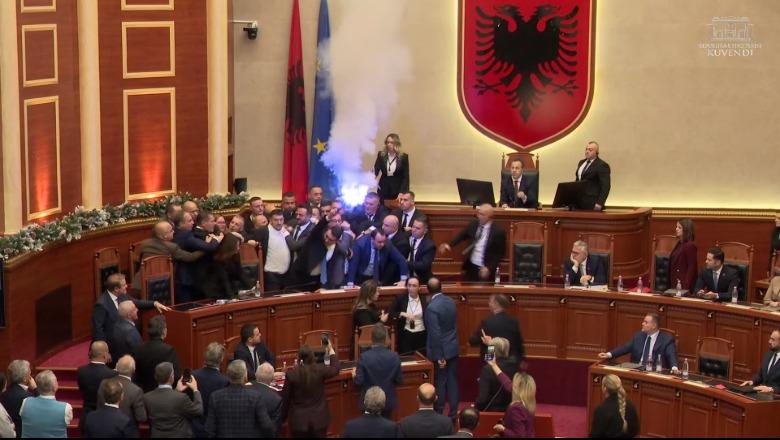 Kaos në parlament, Këlliçi ndez flakadanë në sallë! Demokratët hedhin ujë e shishe në drejtim të Niko Peleshit