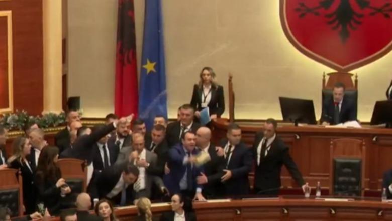 Demokratët rrëzojnë karrigen e Belinda Ballukut, demokrati Klevis Balliu përjashtohet nga seanca