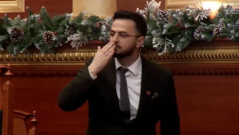 Endri Shabani betohet si Avokat Populli mes kaosit të opozitës, i përshëndet me puthje dhe largohet nga salla