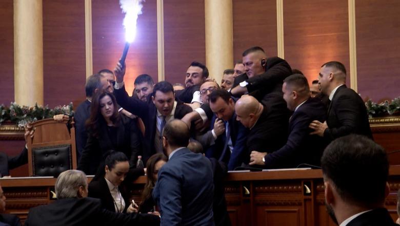 LIVE TV- Kuvend/ Kaos në sallë, deputetët e PD ulen në vendet e ministrave: Ku e keni Ballukun? Këlliçi ndez flakadan në sallë, Shabani betohet si Avokat Populli