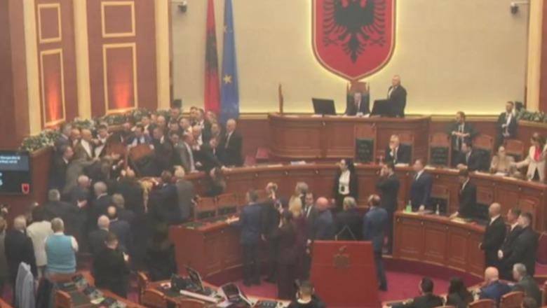 Kaosi i opozitës në sallë, mazhoranca kalon në votimin e rendit të ditës