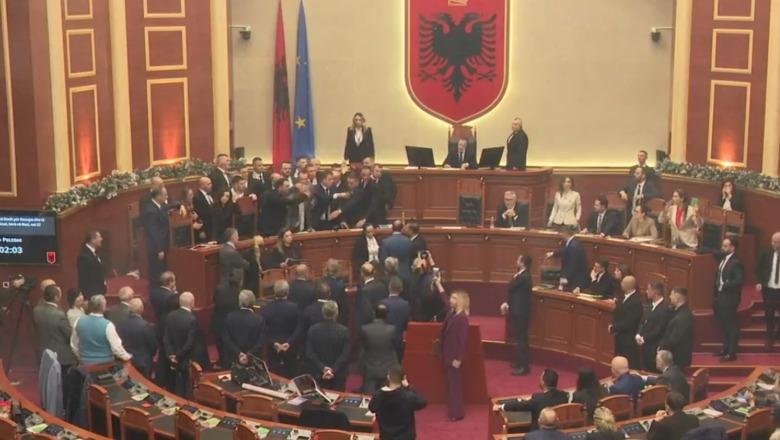 Noka i hedh ujë gardistit, përjashtohet nga seanca