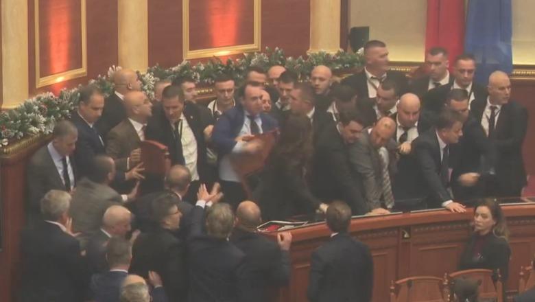 Opozita nuk lëshon karriget e ministrave, demokratët ndezin flakadanë! Përplasje fizike me gardën