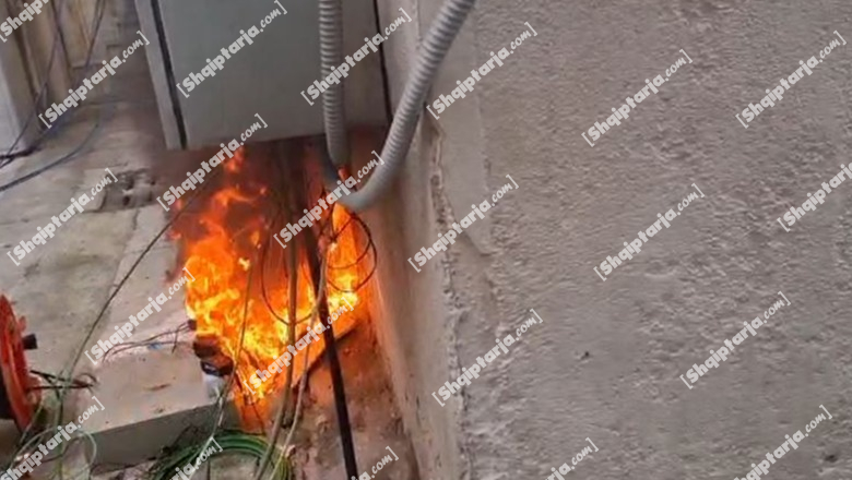 Zjarr edhe jashtë Kuvendit, fibrat e transmetimit të televizioneve përfshihen nga flakët