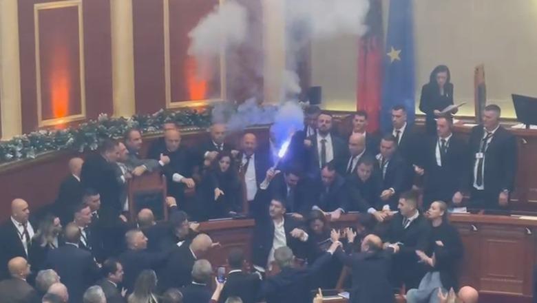 Kaos e përleshje në Kuvend, deputeti Fidel Kreka ndez sërish flakadanë (VIDEO)