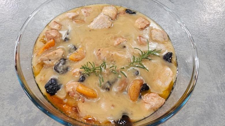 Mish derri në furrë me portokall, konjak dhe fruta të thata nga zonja Albana