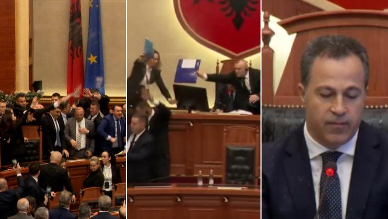 Demokratët furnizojnë me shishe Elda Hotin, deputetja hedh ujë drejt Niko Peleshit (VIDEO)
