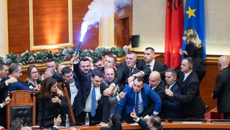 Kaos në parlament, Këlliçi ndez flakadanë në sallë! Demokratët hedhin ujë e shishe në drejtim të Niko Peleshit (VIDEO)