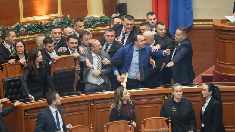 Tensione në Kuvend, opozita pengon nisjen e seancës! Ulen në vendet e kabientit të qeverisë (VIDEO)