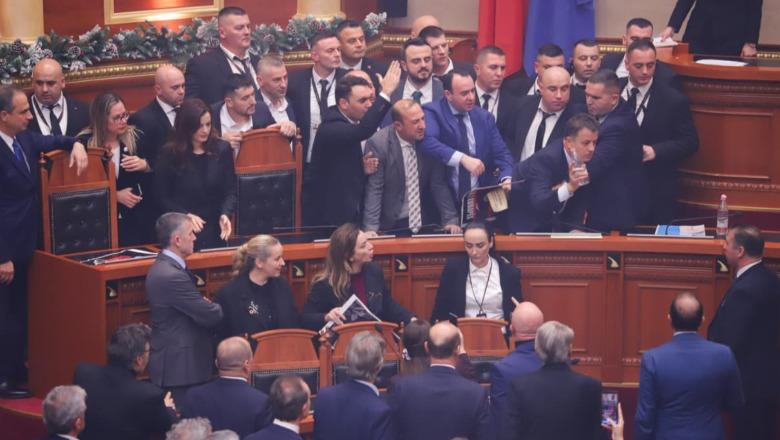 Kaosi i opozitës në sallë, mazhoranca kalon në votimin e rendit të ditës