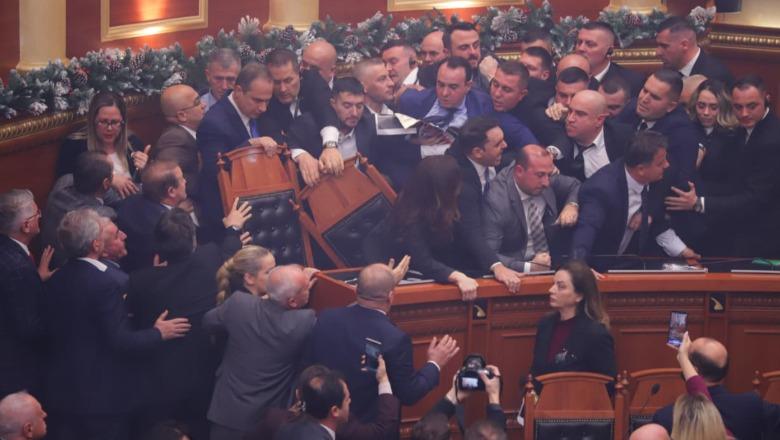 Opozita nuk lëshon karriget e ministrave, demokratët ndezin flakadanë! Përplasje fizike me gardën