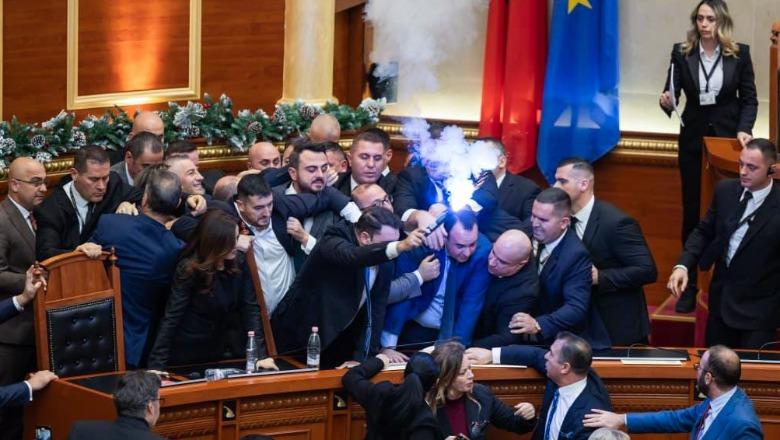 Kaos në Kuvend, deputetët e PD zaptojnë karriget e ministrave dhe përplasen fizikisht me Gardën: Ku e keni Ballukun? Shabani betohet mes flakadanëve, PS kalon direkt në votim